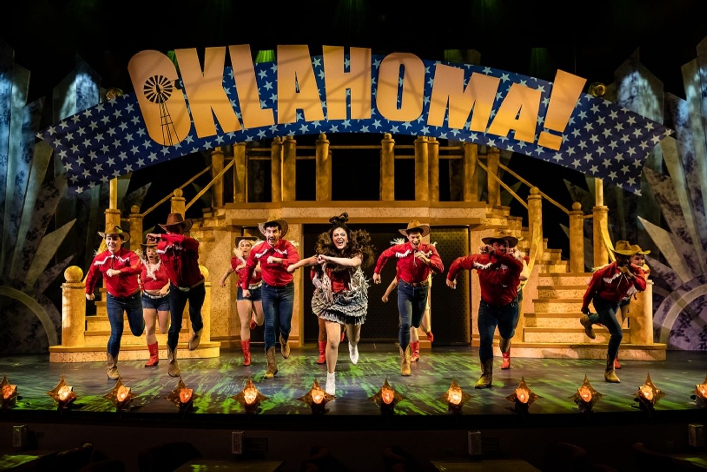 Review: DIRTY ROTTEN SCOUNDRELS at Arizona Broadway Theatre  Image