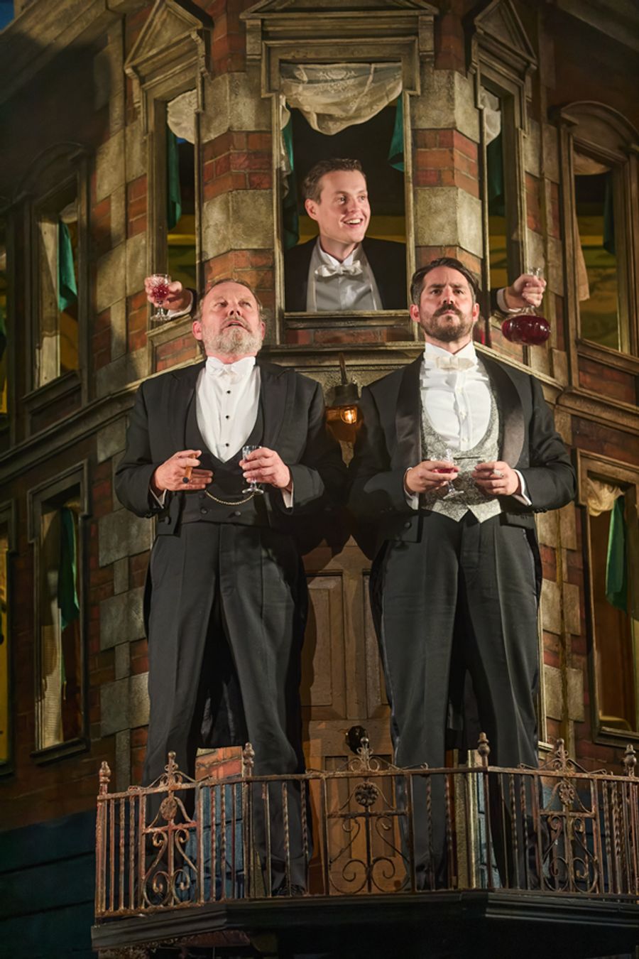 Photos: First Look At The UK Tour Of AN INSPECTOR CALLS Coming To Theatre Royal Glasgow Image