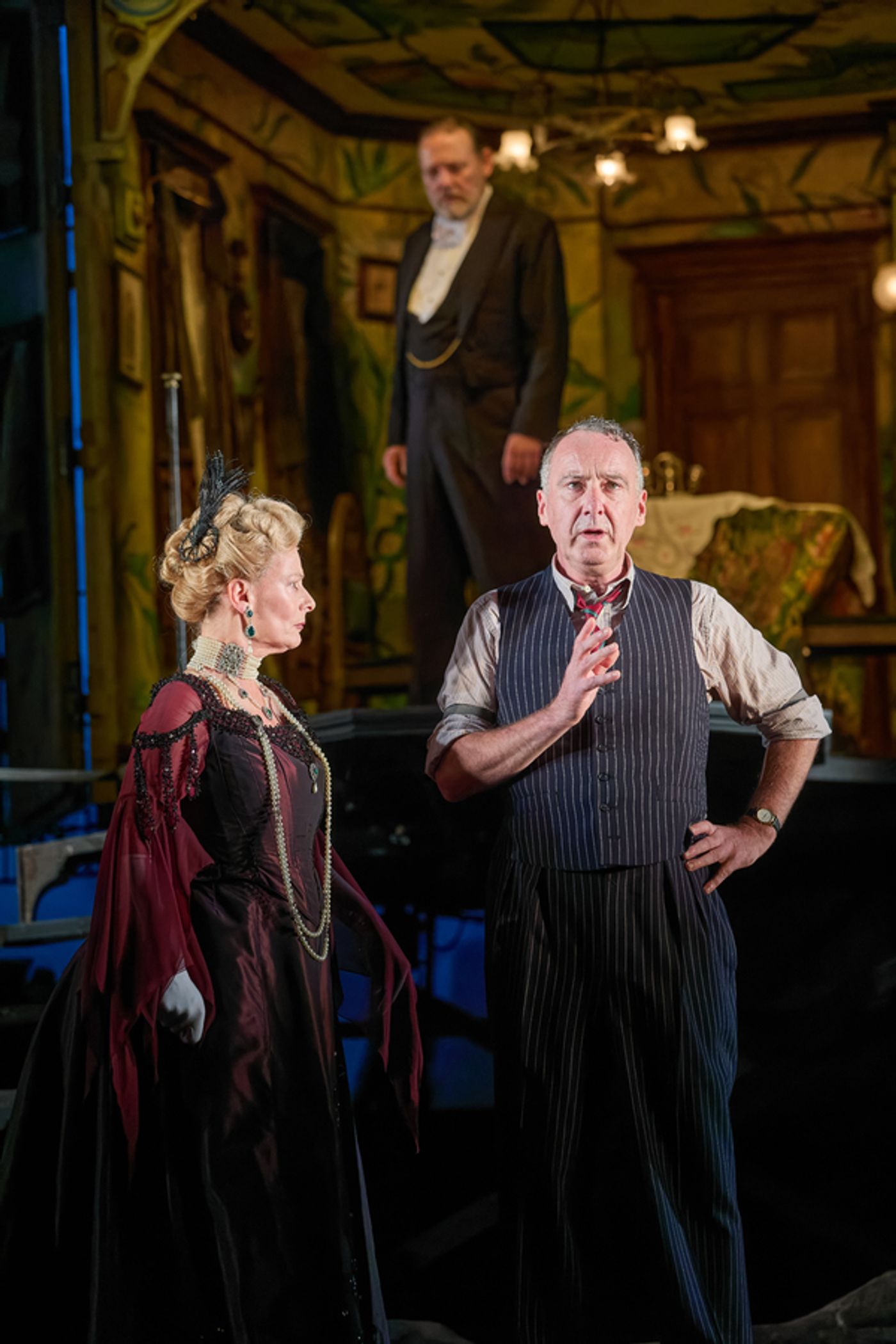 Photos: First Look At The UK Tour Of AN INSPECTOR CALLS Coming To Theatre Royal Glasgow  Image