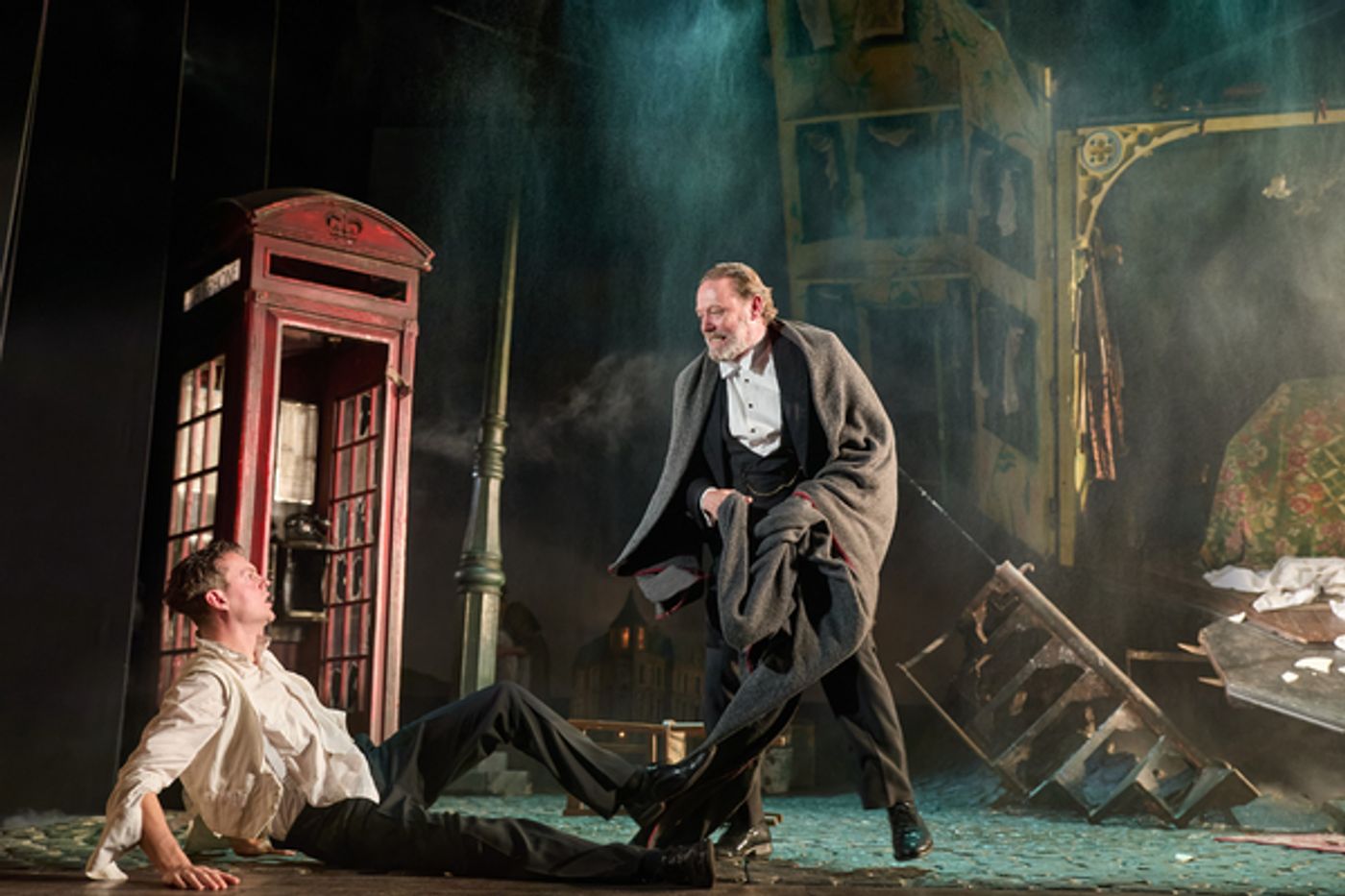 Photos: First Look At The UK Tour Of AN INSPECTOR CALLS Coming To Theatre Royal Glasgow  Image