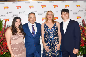 Miles Silverman, Wendy Silverman and family @ BroadwayWorld Miles Silverman, Wendy Silverman and family Photo