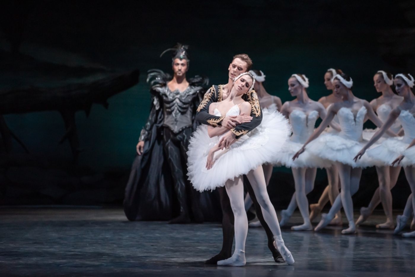 Review: LABUTÍ JEZERO v Národním divadle  Image