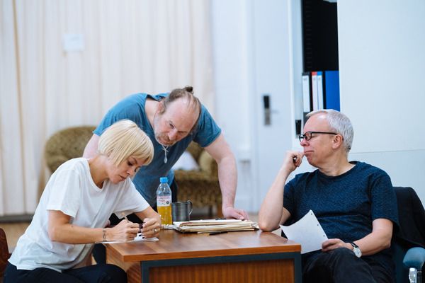 Lily Allen, Steven Pemberton, Paul Kaye Photo