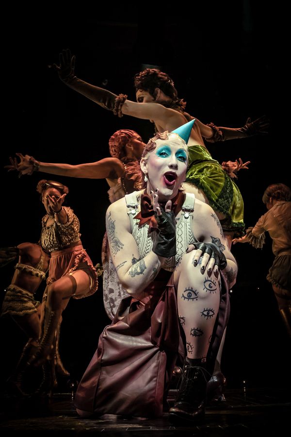 Photos: First Look at Maude Apatow, Mason Alexander Park, and More in CABARET — photo 2 of 9