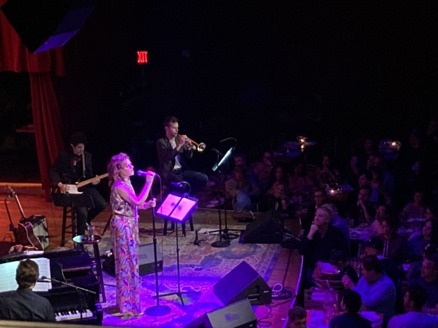 Review: SANDRA BERNHARD Invites Us to Her Upbeat, Spontaneous and Irreverent SPRING AFFAIR at City Winery  Image