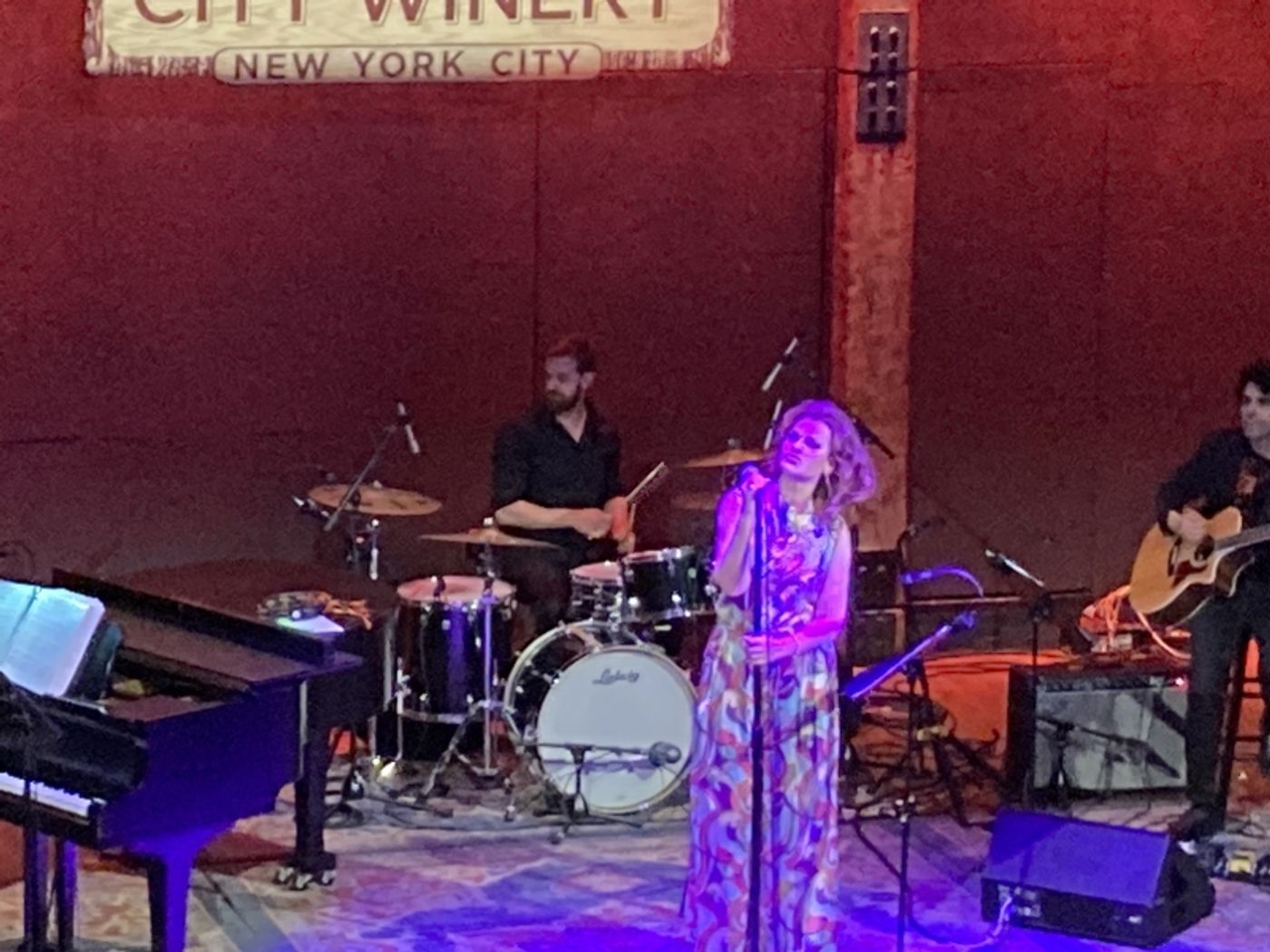 Review: SANDRA BERNHARD Invites Us to Her Upbeat, Spontaneous and Irreverent SPRING AFFAIR at City Winery  Image