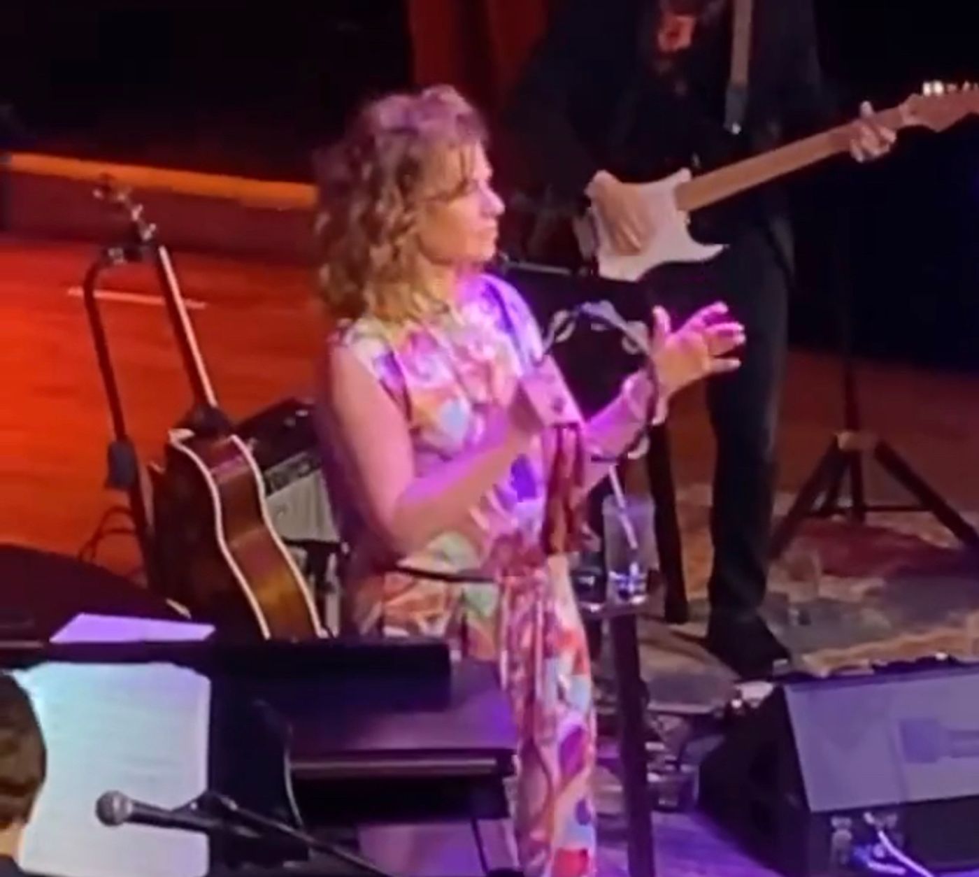 Review: SANDRA BERNHARD Invites Us to Her Upbeat, Spontaneous and Irreverent SPRING AFFAIR at City Winery  Image