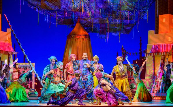 David Comrie (centro) con el reparto de ALADDIN en Madrid Photo