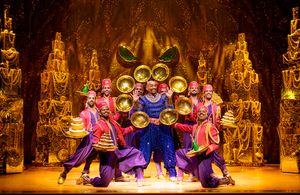 David Comrie (centro) con el reparto de ALADDIN en Madrid @ BroadwayWorld David Comrie (centro) con el reparto de ALADDIN en Madrid Photo