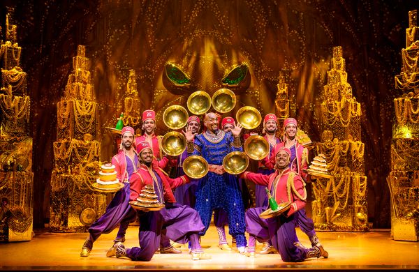 David Comrie (centro) con el reparto de ALADDIN en Madrid Photo