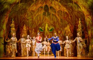 Roc Bernadí y David Comrie con el reparto de ALADDIN en Madrid Photo