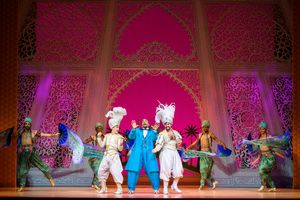 David Comrie (centro) con el reparto de ALADDIN en Madrid @ BroadwayWorld David Comrie (centro) con el reparto de ALADDIN en Madrid Photo