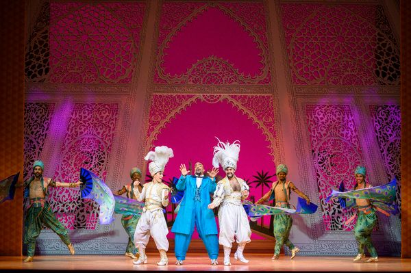 David Comrie (centro) con el reparto de ALADDIN en Madrid Photo