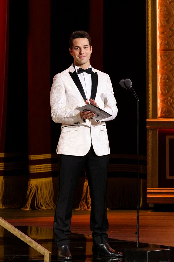 Skylar Astin Photo