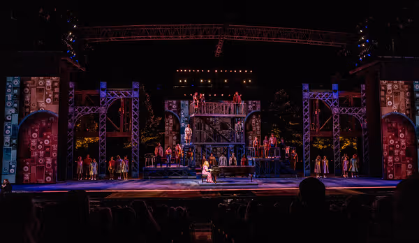 Sara Sheperd and the cast  Photo