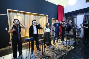 (L-R) Ya Han Chang, ERay Chiang, Chi, Francis Chia, Sassoon Yang, Ellis Gage @ BroadwayWorld (L-R) Ya Han Chang, ERay Chiang, Chi, Francis Chia, Sassoon Yang, Ellis Gage Photo