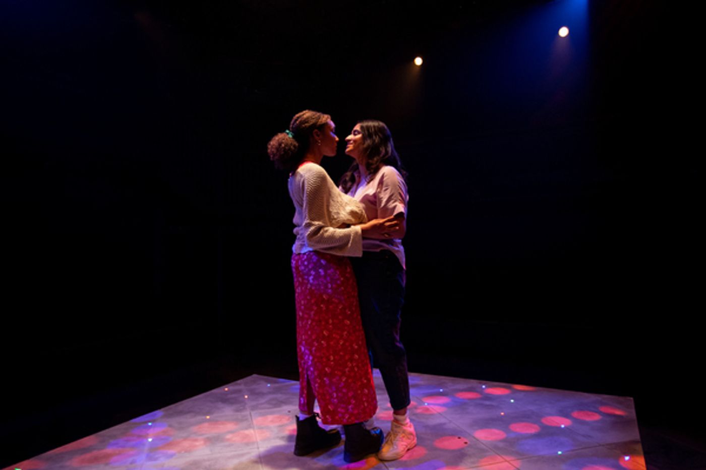 Photos: First Look at THE SWELL World Premiere at Orange Tree Theatre  Image