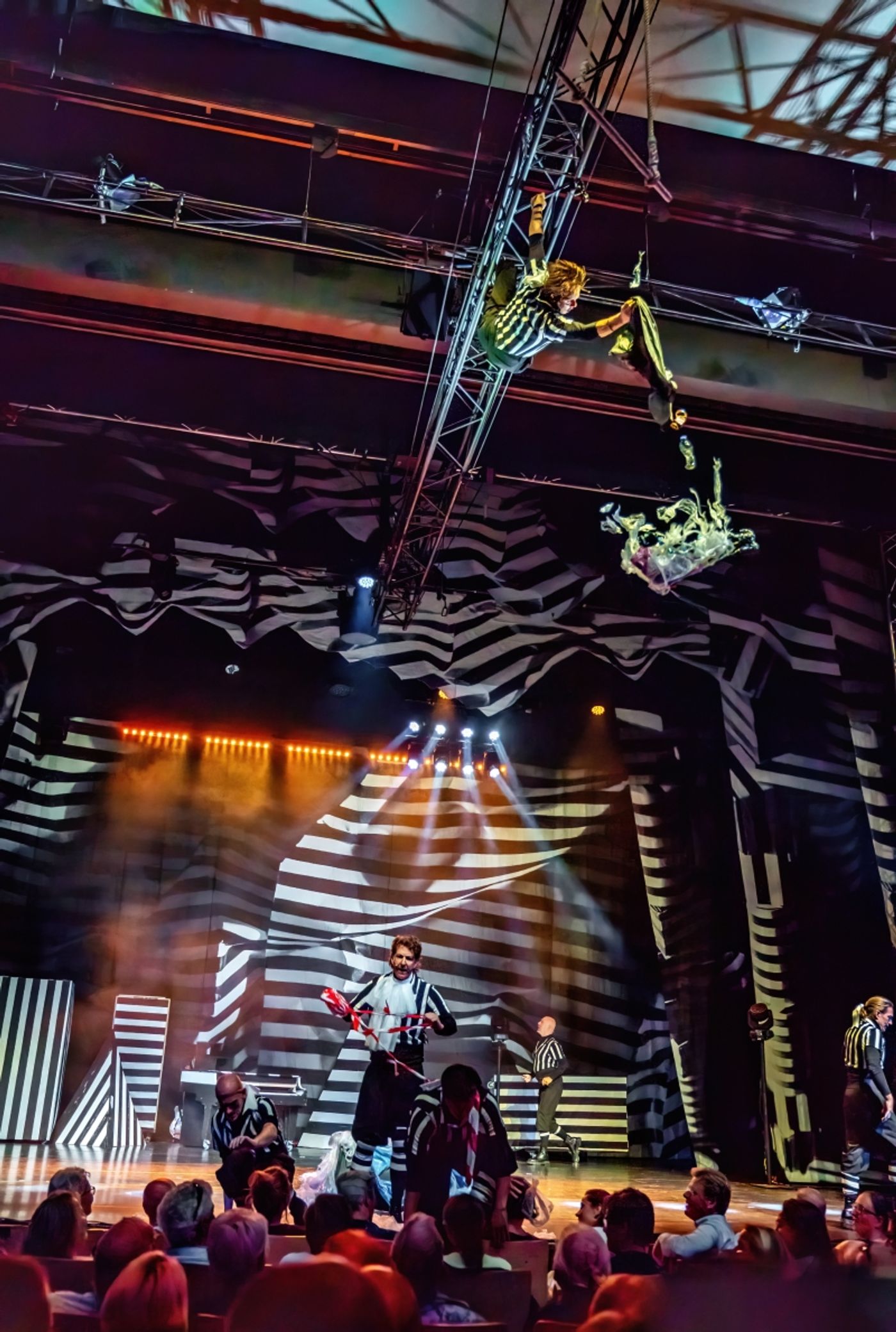 Review: ASHTON BROTHERS – BROTHERS ⭐️⭐️⭐️⭐️ at Kleine Komedie Review: ASHTON BROTHERS – BROTHERS ⭐️⭐️⭐️⭐️ at Kleine Komedie Image