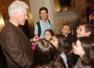 Bill Clinton with the kids of"Leopoldstadt Photo