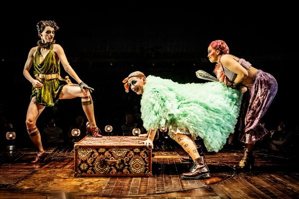 Photos: See New Images of Maude Apatow & Mason Alexander Park in CABARET at the Kit Kat Club — photo 4 of 12