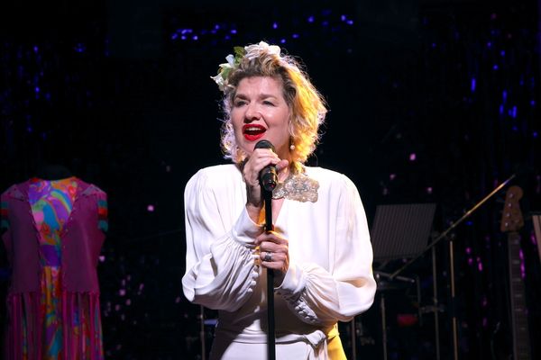 Photos: First Look at Issy van Randwyck in DAZZLING DIVAS at The Mill at Sonning  Image