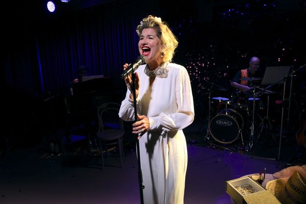 Photos: First Look at Issy van Randwyck in DAZZLING DIVAS at The Mill at Sonning  Image