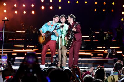 Nick Jonas, Joe Jonas, an Kevin Jonas Photo