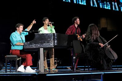 Nick Jonas, Joe Jonas, an Kevin Jonas Photo