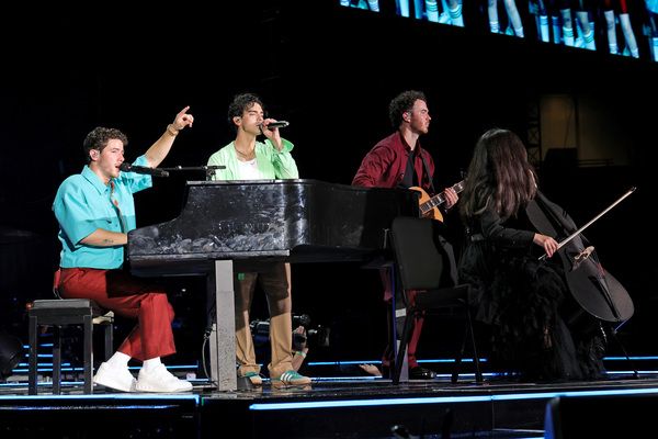 Nick Jonas, Joe Jonas, an Kevin Jonas Photo