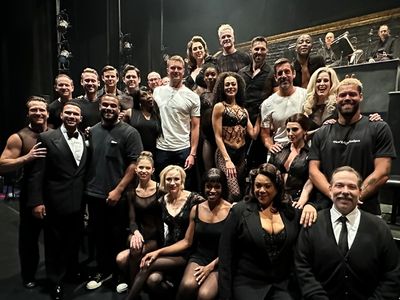 Tim Boyle, Aaron Rodgers, Solomon Thomas & CJ Uzomah with the cast of Chicago  Photo