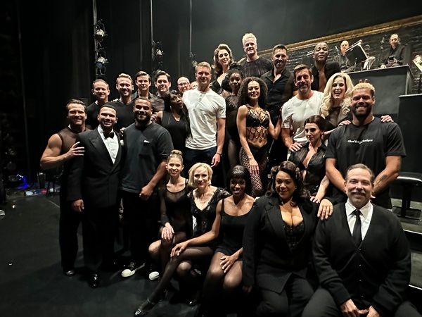 Tim Boyle, Aaron Rodgers, Solomon Thomas & CJ Uzomah with the cast of Chicago  Photo