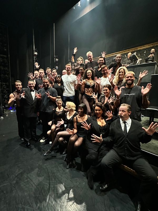 Tim Boyle, Aaron Rodgers, Solomon Thomas & CJ Uzomah with the cast of Chicago  Photo