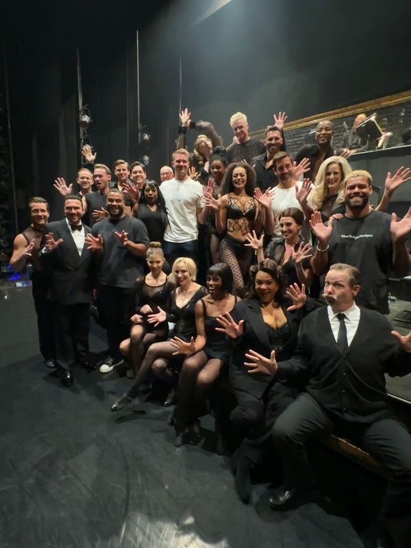 Tim Boyle, Aaron Rodgers, Solomon Thomas & CJ Uzomah with the cast of Chicago  Photo