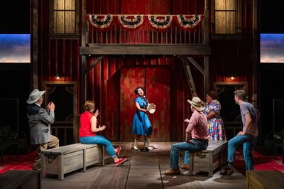 Marina Pires and the cast  Photo