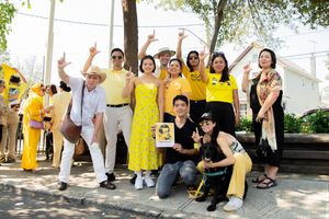 David Byrne, Jose Llana, Melody Butiu, Moses Villarama, and other members of the HERE LIES LOVE cast and family @ BroadwayWorld David Byrne, Jose Llana, Melody Butiu, Moses Villarama, and other members of the HERE Photo