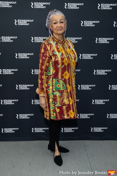 Lizan Mitchell Photo