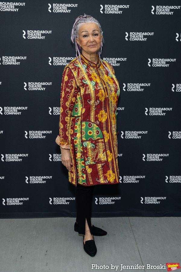 Lizan Mitchell Photo