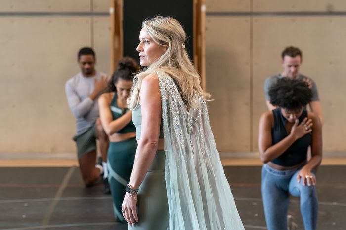 Photos: FROZEN Extends West End Booking Until June 2024; Plus New Rehearsal Photos! — photo 3 of 8