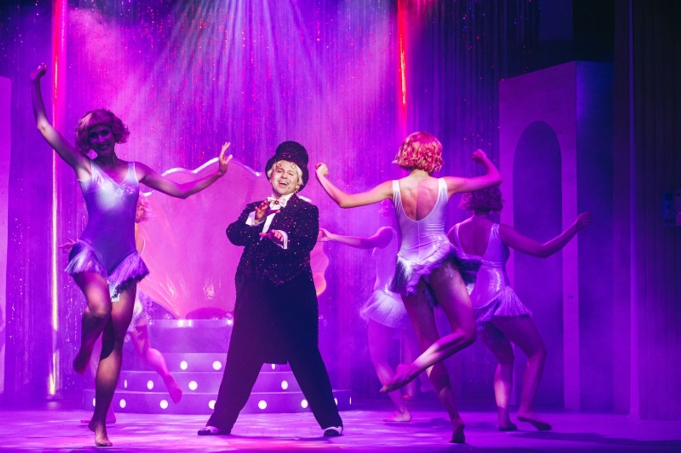 Review: SINGING IN THE RAIN at Teatr Muzyczny Poznan  Image