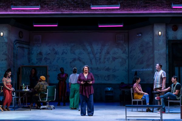 Kim Bey and the cast  Photo