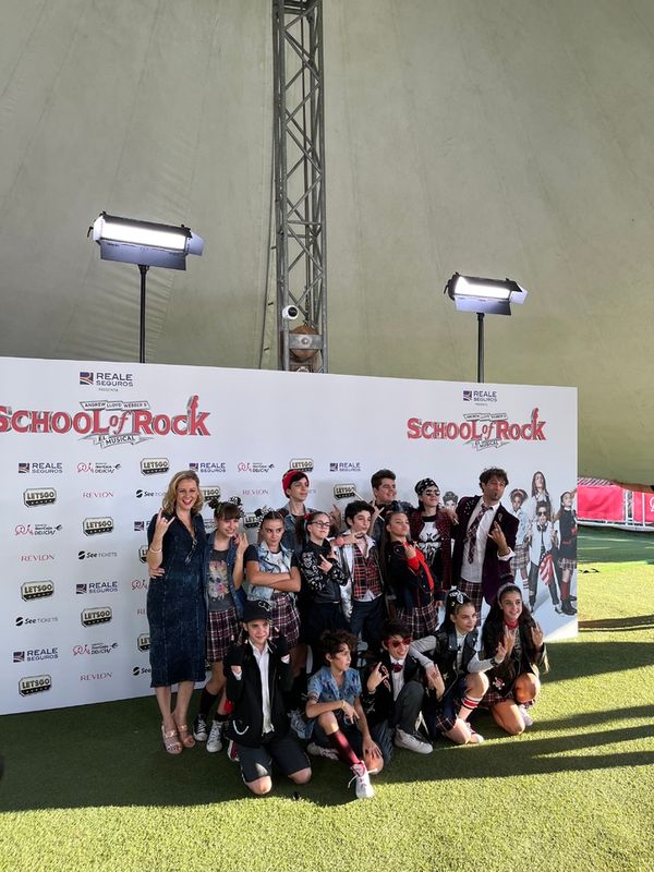 Júlia Möller, Leo Rivera y el reparto de niños y niñas de SCHOOL OF ROCK. Photo