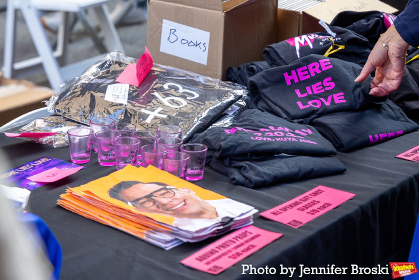 Photos: First Look at the 2023 Broadway Flea Market & Grand Auction  Image