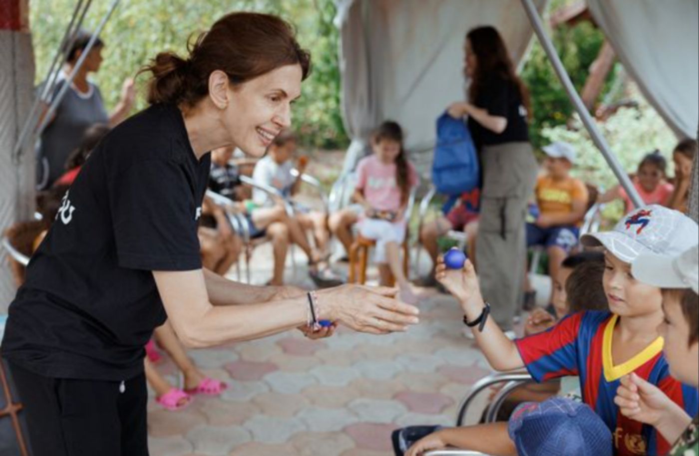 Interview: Jessica Hecht & Maura Tierney Talk the campfire project and Using the Arts to Promote Healing In Refugee Communities  Image