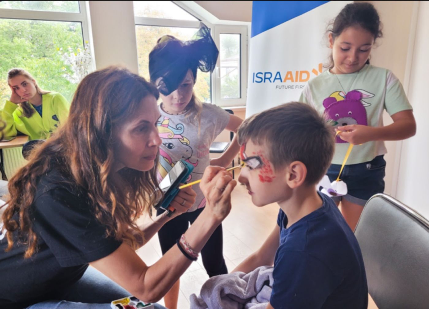 Interview: Jessica Hecht & Maura Tierney Talk the campfire project and Using the Arts to Promote Healing In Refugee Communities  Image