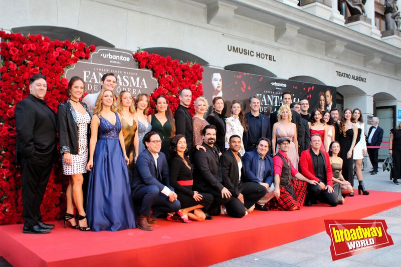 Photos: El reparto, equipo e invitados de EL FANTASMA DE LA ÓPERA llegan al Albéniz — photo 2 of 13
