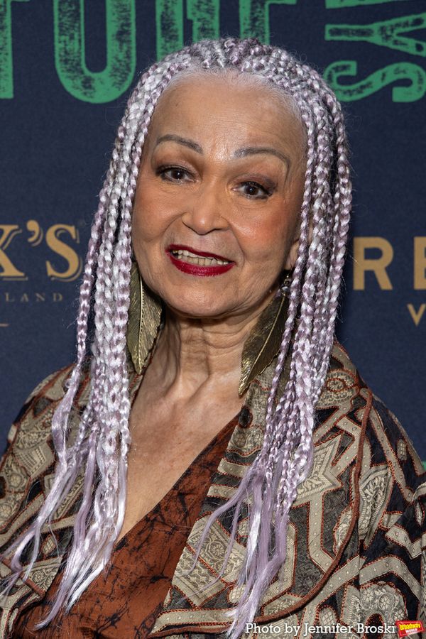 Lizan Mitchell Photo