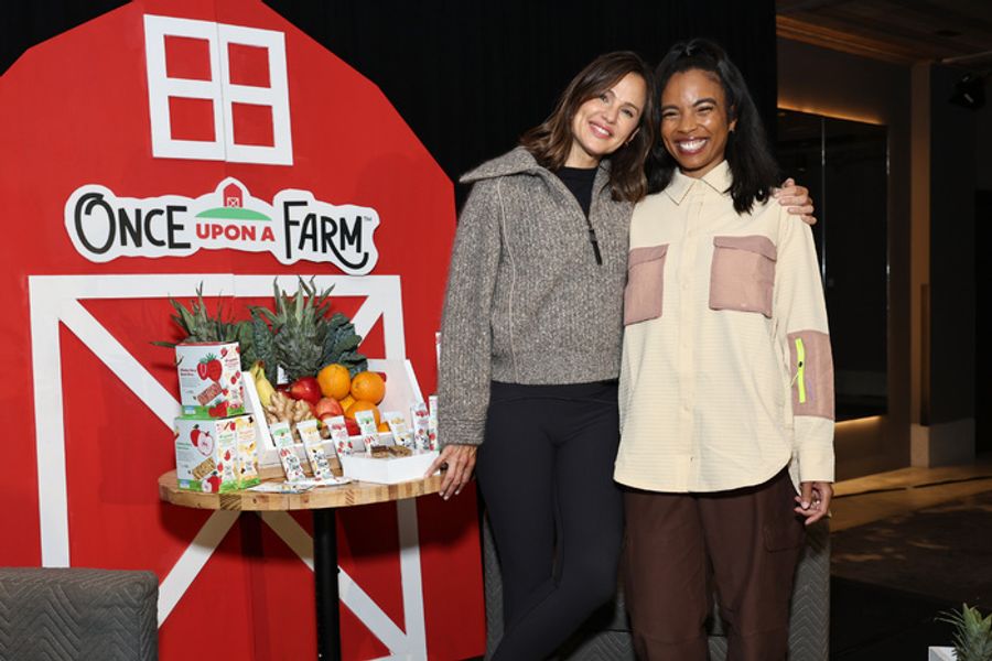 Photos: Jennifer Garner Celebrates Once Upon A Farm Refrigerated Oat Bar Launch in Brooklyn  Image