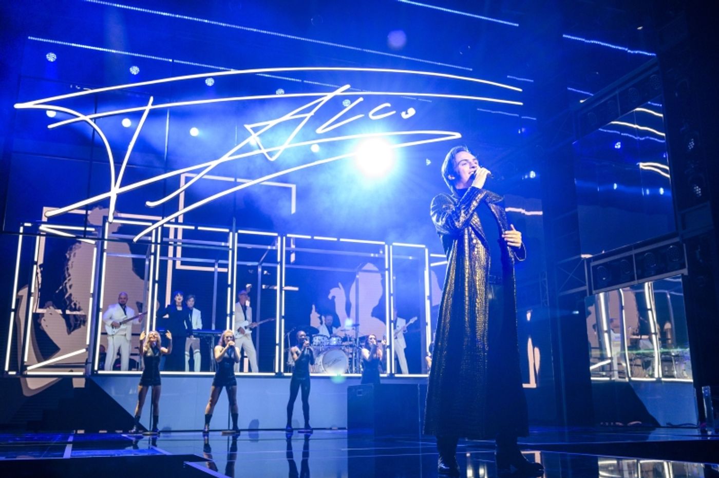 Review: ROCK ME AMADEUS THE FALCO MUSICAL at RONACHER THEATER  Image