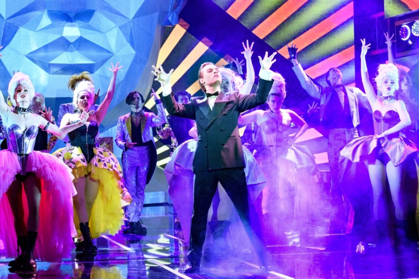 Review: ROCK ME AMADEUS THE FALCO MUSICAL at RONACHER THEATER  Image