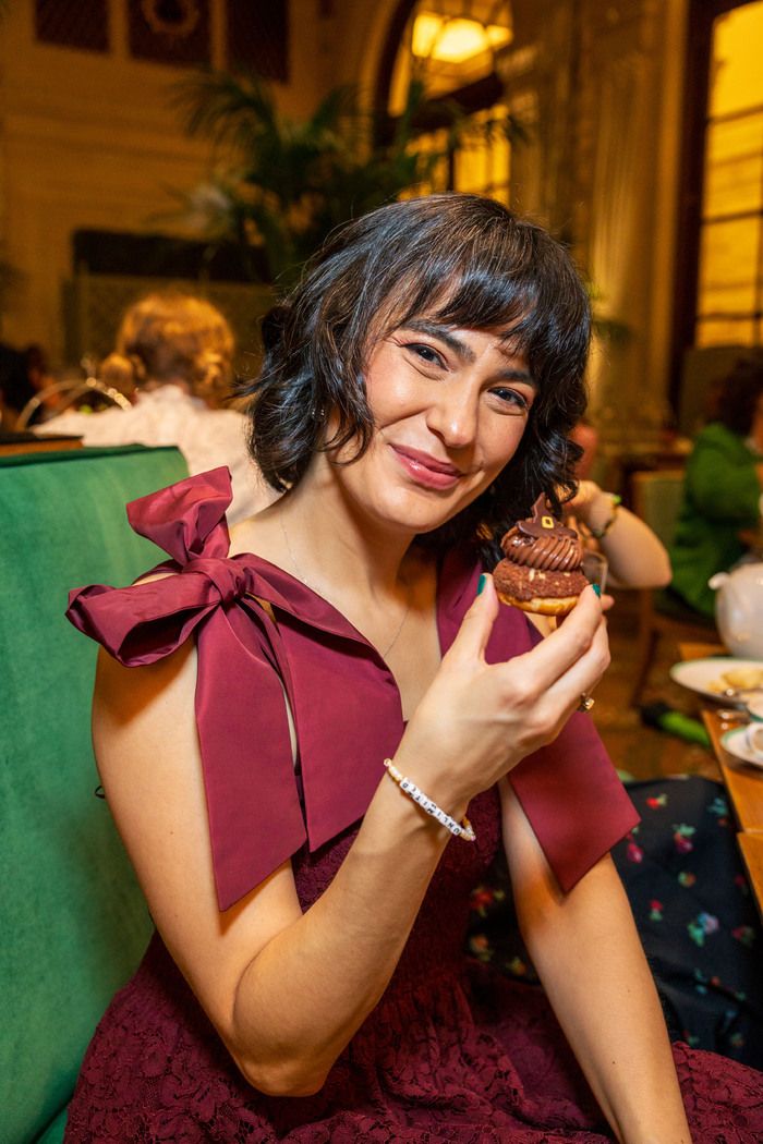 Photos: WICKED Stars Alyssa Fox and McKenzie Kurtz Enjoy the Plaza Hotel's WICKED-Themed Tea — photo 10 of 15